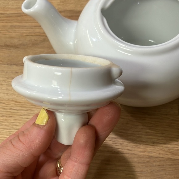 Vintage Cordon Bleu white porcelain teapot 32oz - Picture 3 of 8